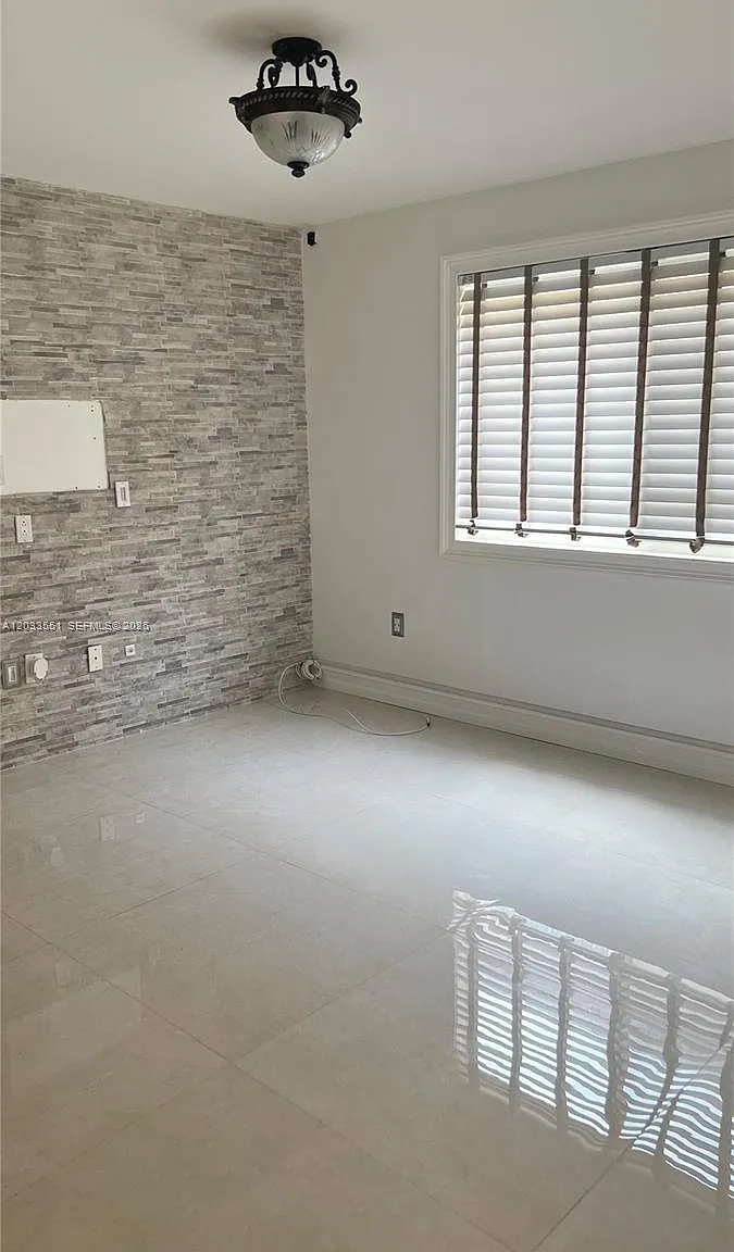 Paseo Real Condo — Photo 2