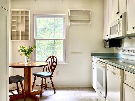 Eat-in kitchen