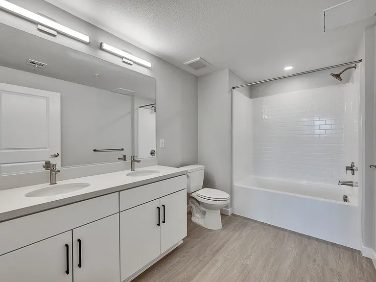 Downtown Ontario Luxury Apartments — Photo 61