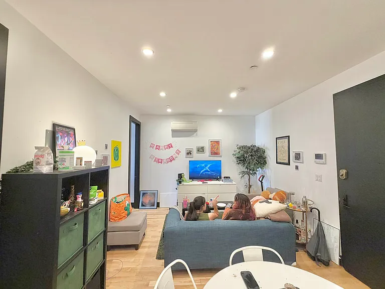 172 Suydam St #4R — Photo 8
