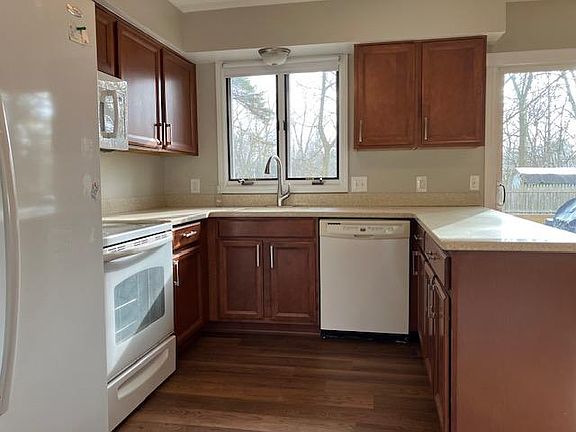4th image of 451 Robinhood Dr