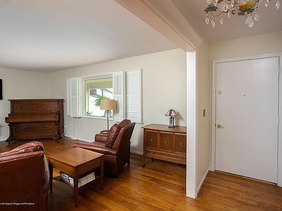 5th image of 833 Donegal Ct