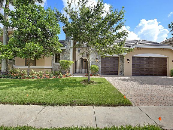 3rd image of 10664 Versailles Blvd