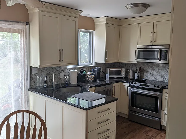 433 Arbutus Ave #B — Photo 3