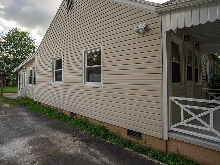 1838 Griffith Rd — Photo 2