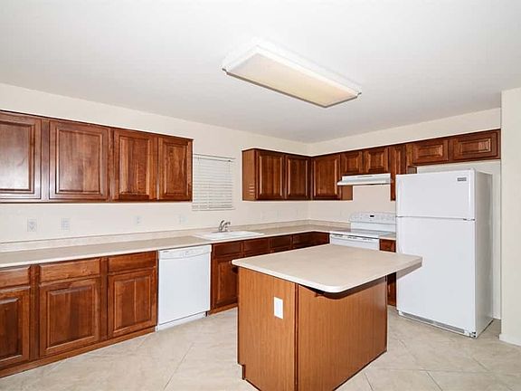 5th image of 2608 S 84th Gln