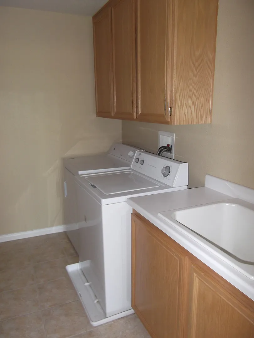 House For Rent - Galliano Ave - 5BD 3BA - Desert Breeze Patio — Photo 4