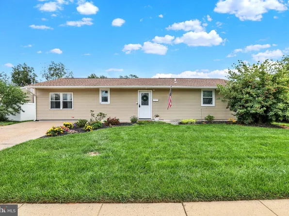 42 Burning Bush Ln, Levittown, PA 19054