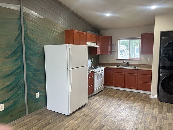 2nd image of 1211 Lilac Ln #B