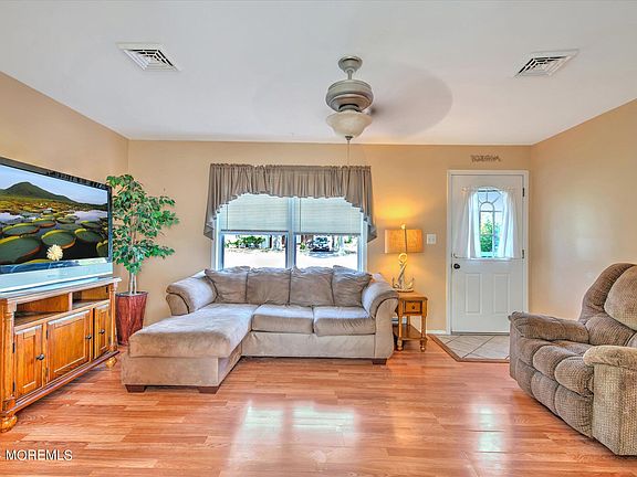 4th image of 329 Lawrence Drive