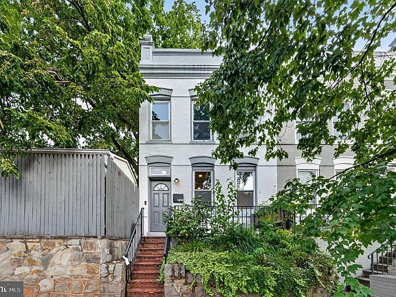 2nd image of 1410 D St NE
