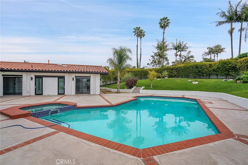 5 bed, 4643 sqft, $12,500 — Photo 2
