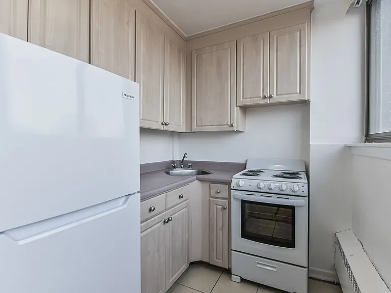 224 Saint George St — Photo 9