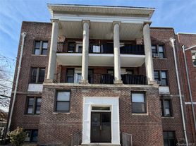 107 Tibbetts Rd, Yonkers, NY