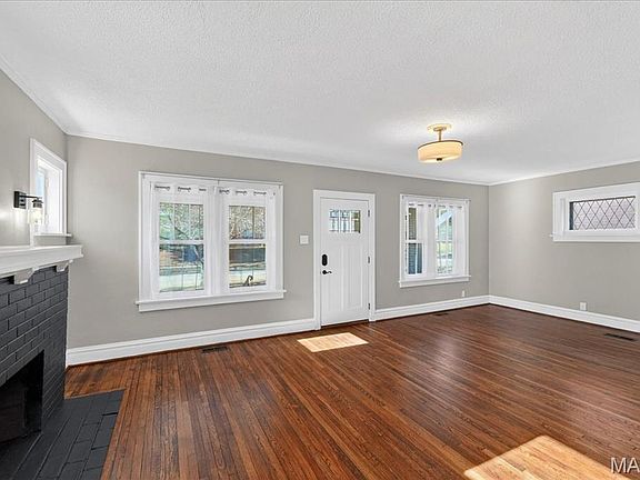 5th image of 1420 Bredell Ave