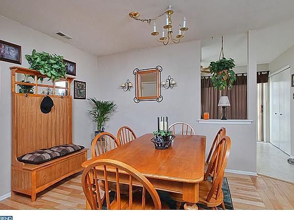 5th image of 504 Essex Ct #504
