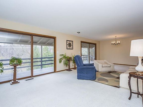 4th image of 833 Bartosh Ln