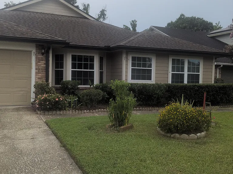 1426 Silverthorn Dr — Photo 32