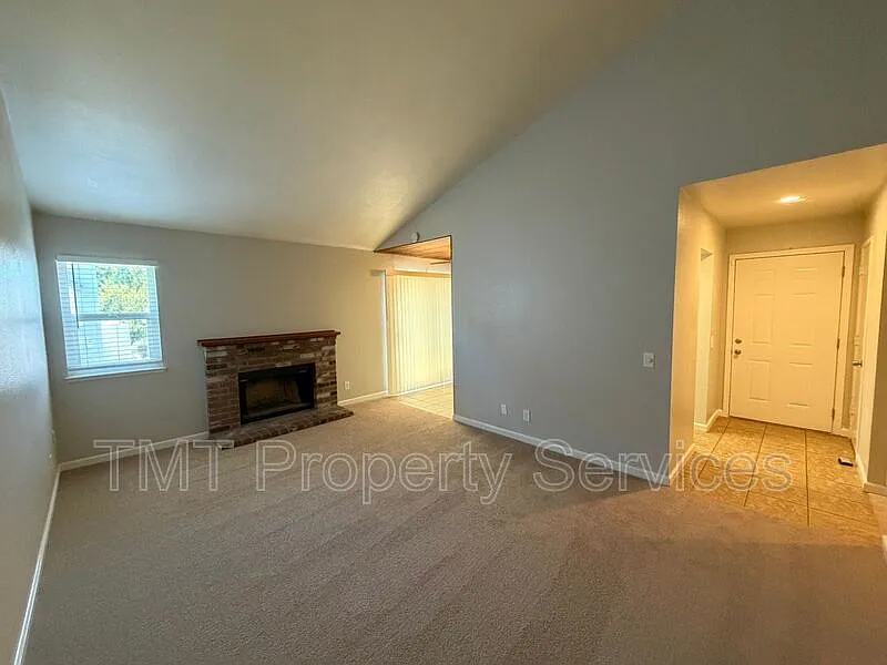 2 bed, 1.0 bath, 906 sqft, $1,600 — Photo 4