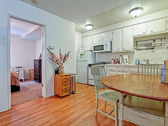 4th image of 223 El Porto St