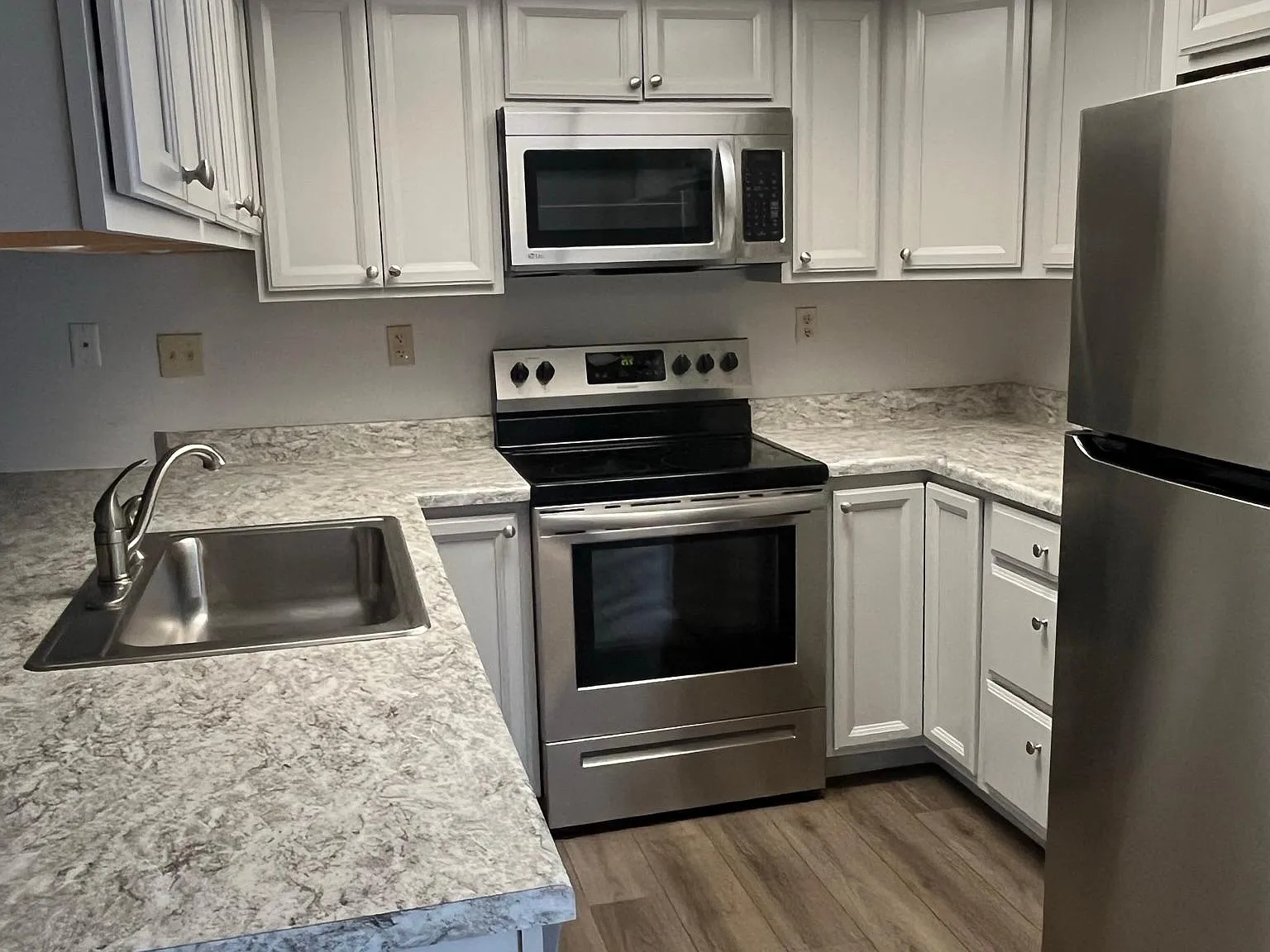 2 bed, 830 sqft, $1,600 — Photo 2