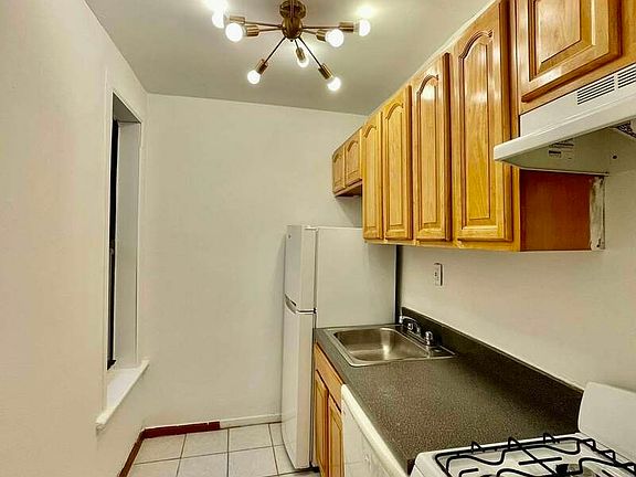 4th image of 1490 Bedford Ave #C