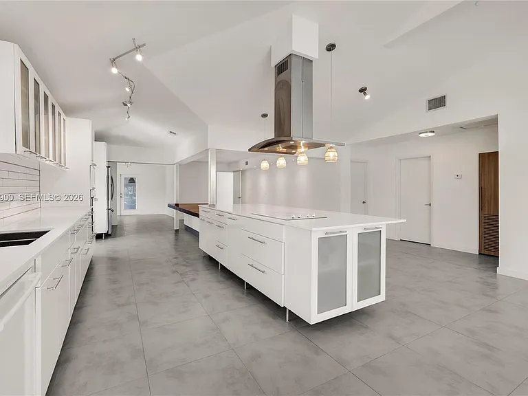 801 NE 118th St — Photo 22