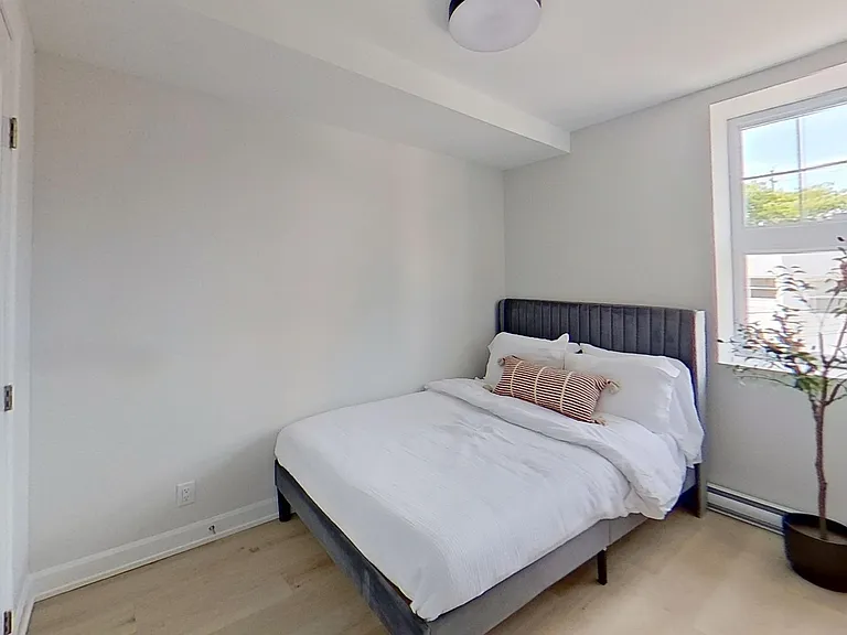658 Somerset St W — Photo 19