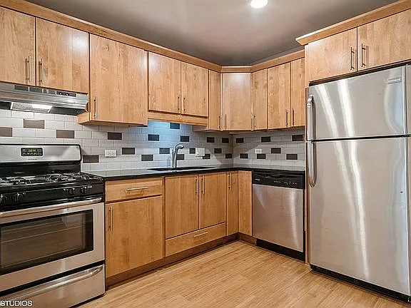 1047 W Madison St #203 — Photo 6