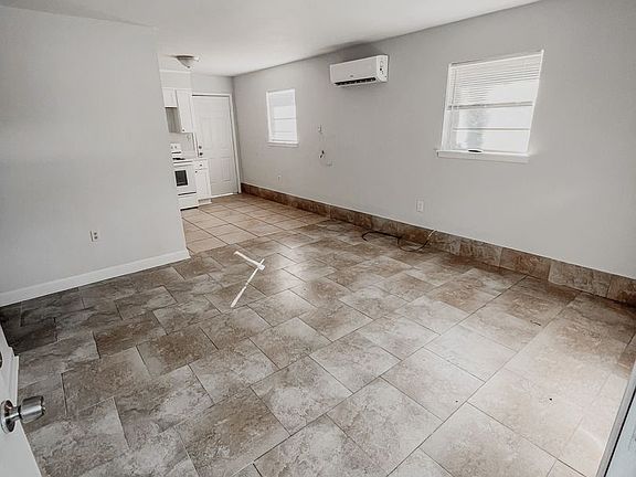 3rd image of 701 Oaklawn St #6