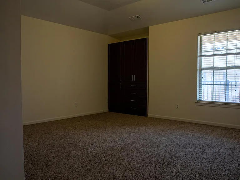 11874 Farmington Rd — Photo 6