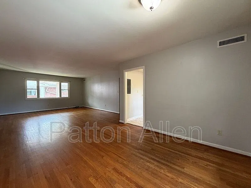 1020 Hendersonville Rd — Photo 4