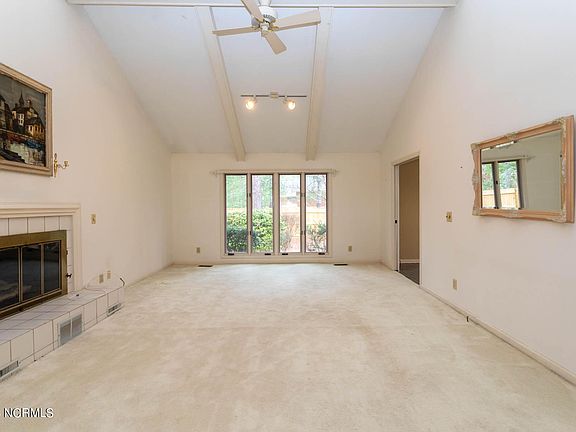 5th image of 330 Sugar Pine Dr