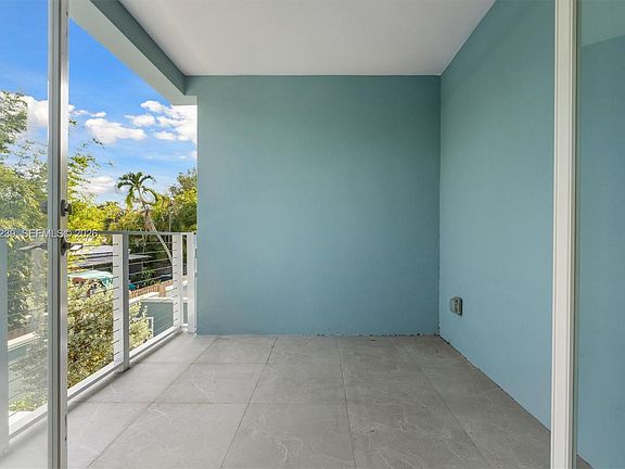 5th image of 824 SE 12th Ct #840