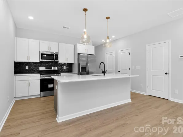 341 N Hoskins Rd, Charlotte, NC 28216