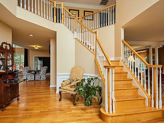 3rd image of 308 Henderson Ct