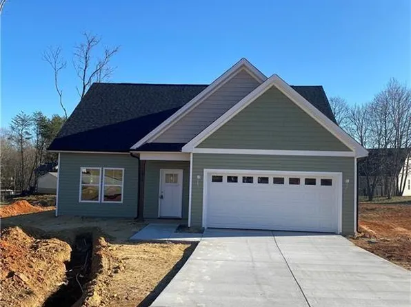 1016 Fairfield Dr, Yadkinville, NC 27055