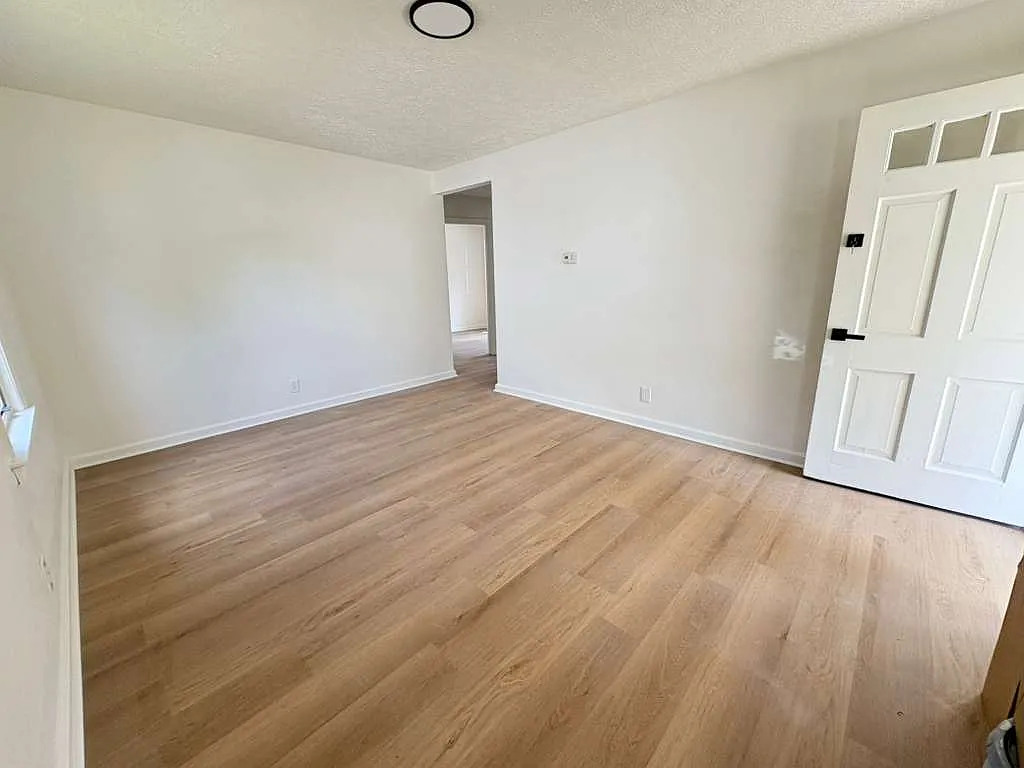 2 bed, 700 sqft, $1,300 — Photo 2