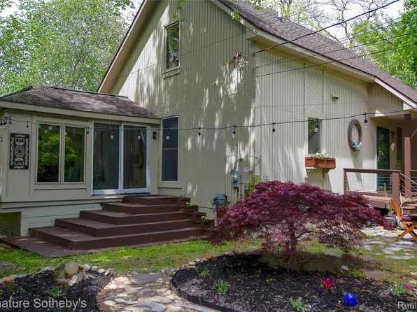 4945 Whitlow Ct, Commerce Township, MI 48382