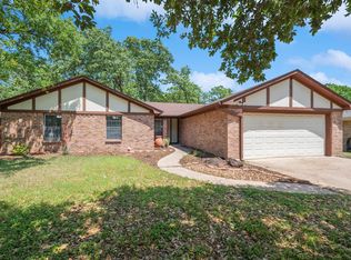 2919 Forestwood Dr, Bryan, TX 77801