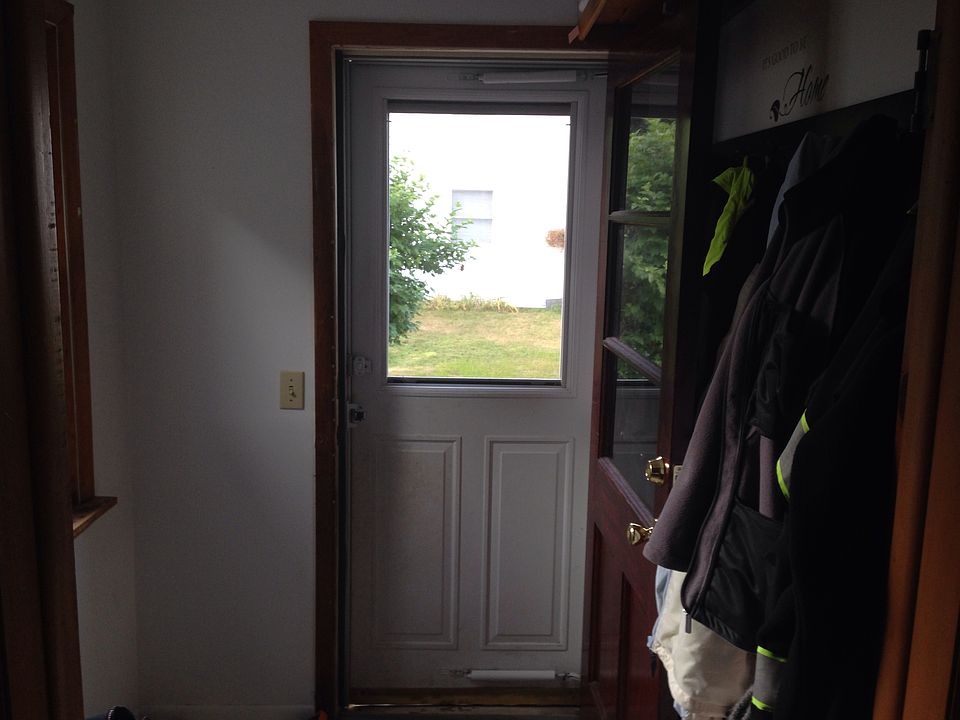 Side Entrance Coat Room