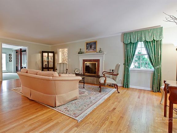 4th image of 14 Oxford Dr