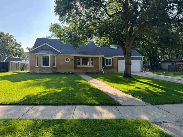 414 8th St NW, Minot, ND 58703