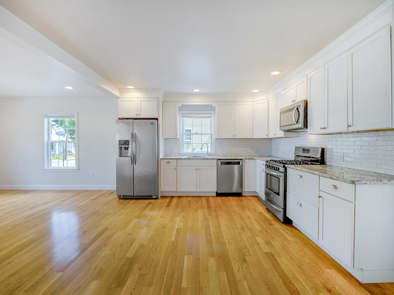 4 bed, 3.5 bath, 2000 sqft, $5,000 — Photo 2