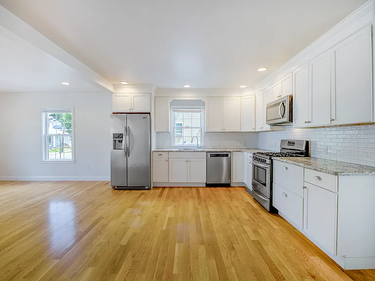 48 Spruce St — Photo 2