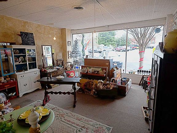 3rd image of 105 West Side Sq