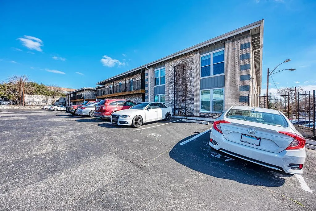2 bed, 770 sqft, $1,200 — Photo 1
