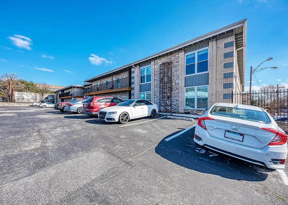 2401 Manor Rd #104