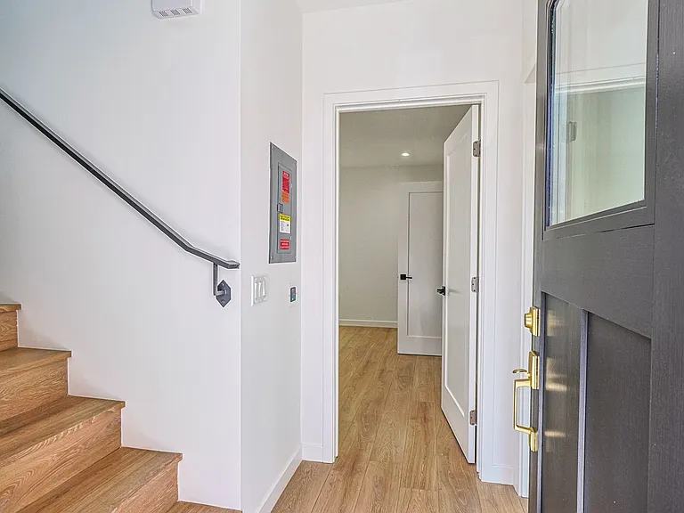 1227 N June St — Photo 46