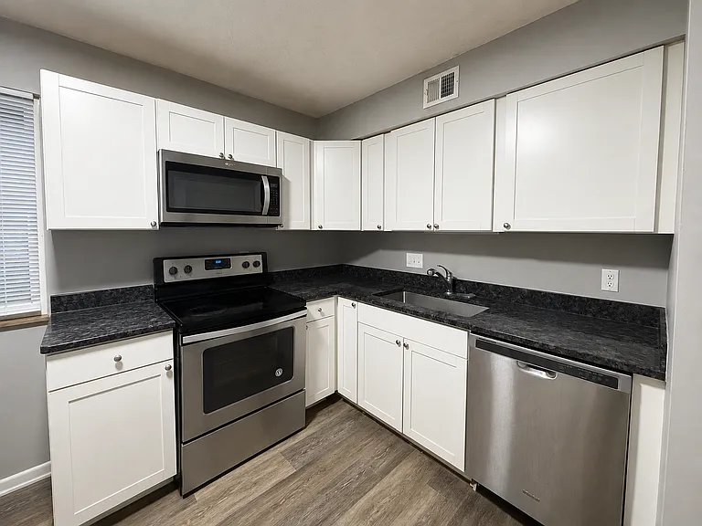 1235 Summit St #C — Photo 15